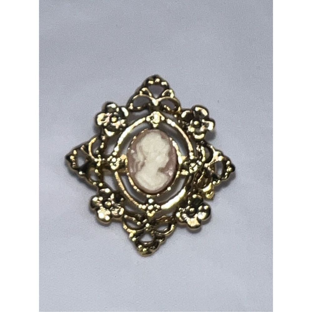 Vintage Gold Tone Small Cameo Brooch